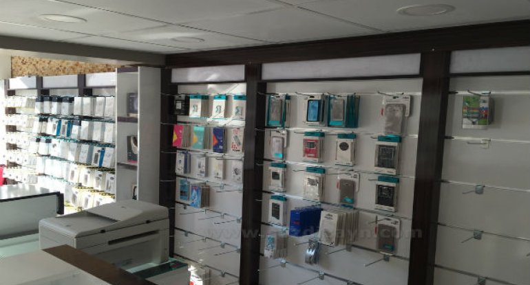 Bakıda telefon mağazası yarıldı