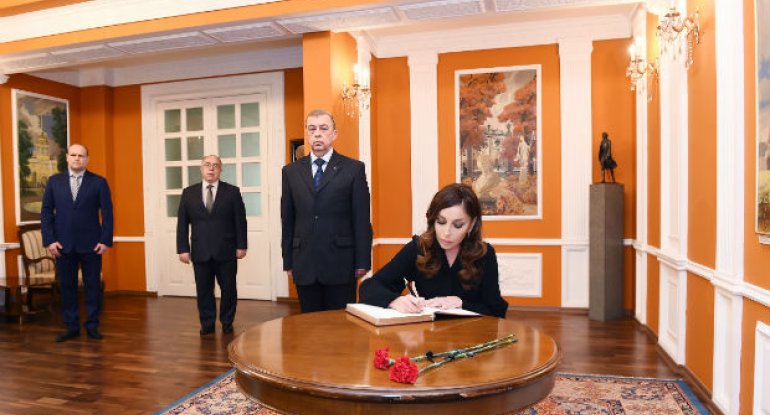 Mehriban Əliyeva Rusiyanın Azərbaycandakı səfirliyini ziyarət etdi