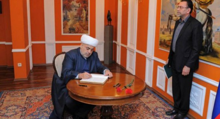 Allahşükür Paşazadə Rusiya səfirliyində xatirə kitabına ürək sözlərini yazıb