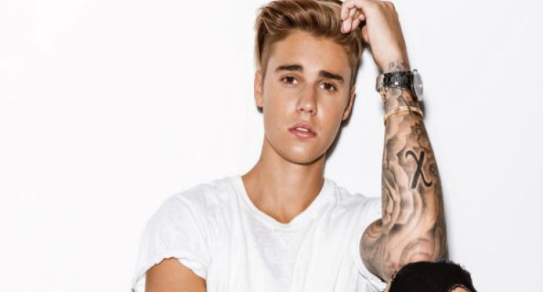 Castin Biber evsizlərin yanına uzanıb söhbət etdi-