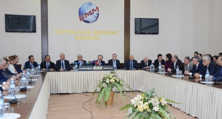 İnternet mediada və sosial şəbəkələrdə milli-mənəvi dəyərlərin qorunması mövzusu müzakirə edilir