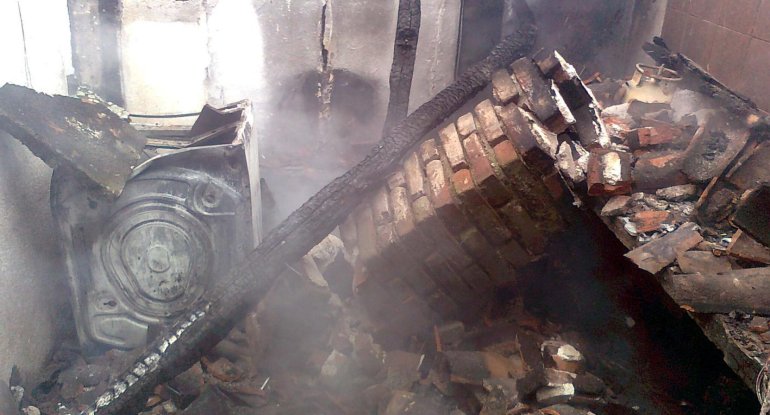 Bakıda ev yandı