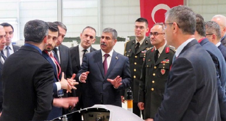 Zakir Həsənov Türkiyədə döyüş vasitələrinə baxış keçirdi