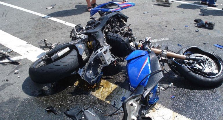 Motosikletlə avtomobil toqquşdu