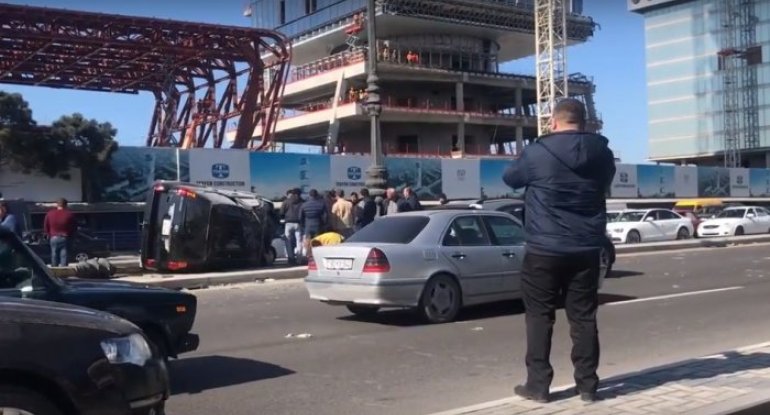 Bakıda avtomobil aşıb