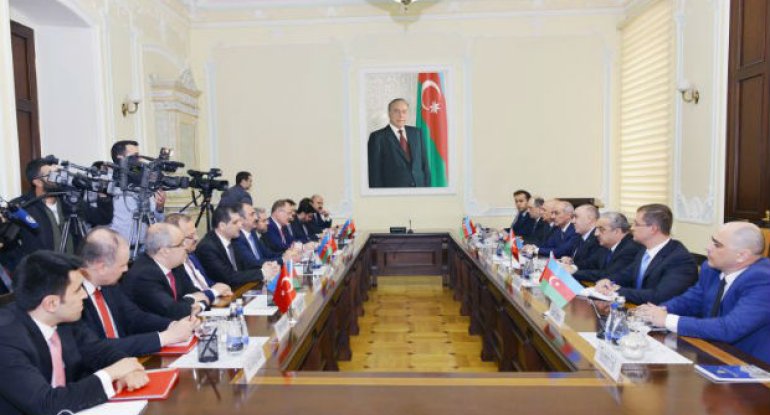 Zakir Qaralov nazir Əbdülhəmid Gülün başçılıq etdiyi  nümayəndə heyətini qəbul edib