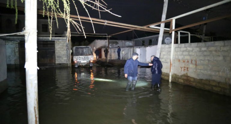Bakıda  su borusu partladı