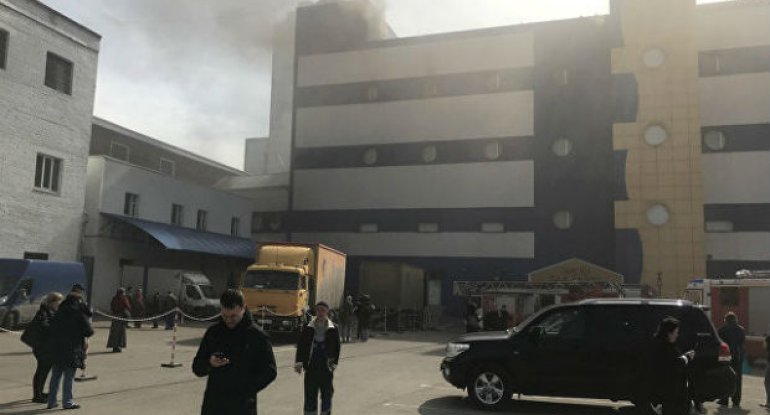Moskvada ticarət mərkəzi yanır
