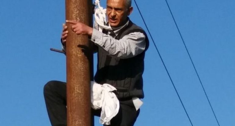 Kişi elektrik dirəyinə çıxdı, özünü öldürmək istədi