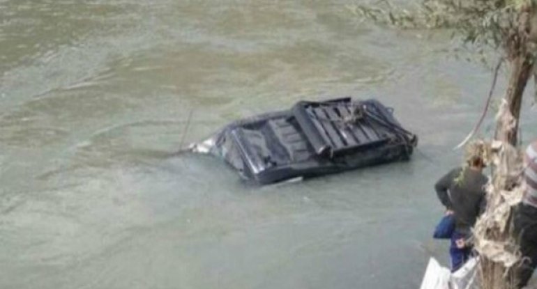 Rumıniyada avtobus çaya aşdı