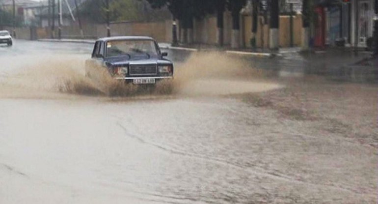 Güclü yağış Yevlaxda fəsadlar törədib