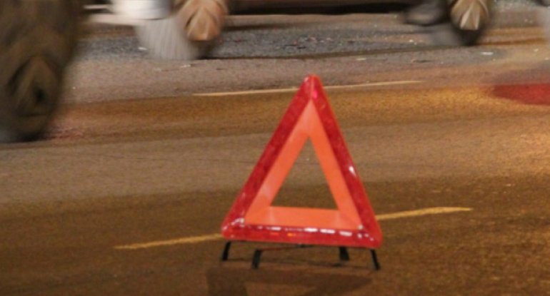 Biləsuvarda iki minik avtomobili toqquşub, yaralanan var