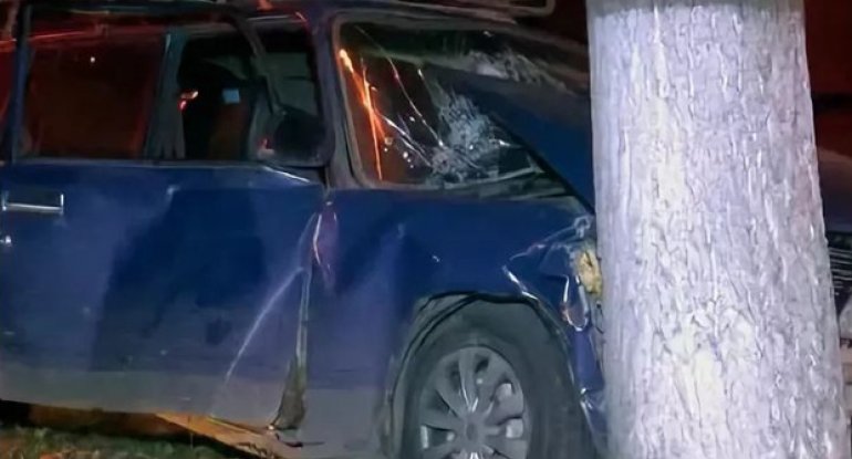 Neftçalada avtomobil ağaca çırpılıb