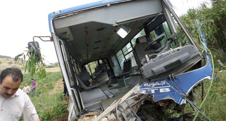 Tunisdə iki avtobus toqquşub