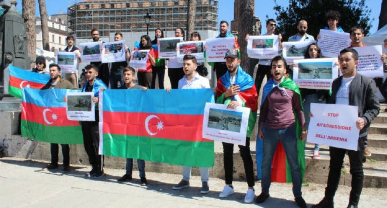 Azərbaycanlı gənclər Serj Sarkisyanın İtaliyaya səfərinə etiraz olaraq Romada aksiya keçirdilər