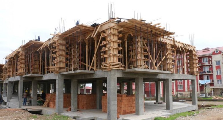 Şəmkirdə yeni yaşayış binası inşa olunur