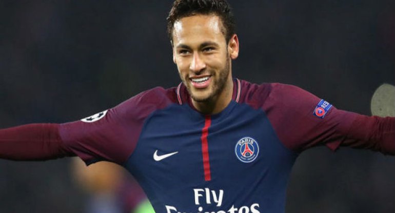 Neymar ictimai yerdə sevgilisi ilə öpüşdü