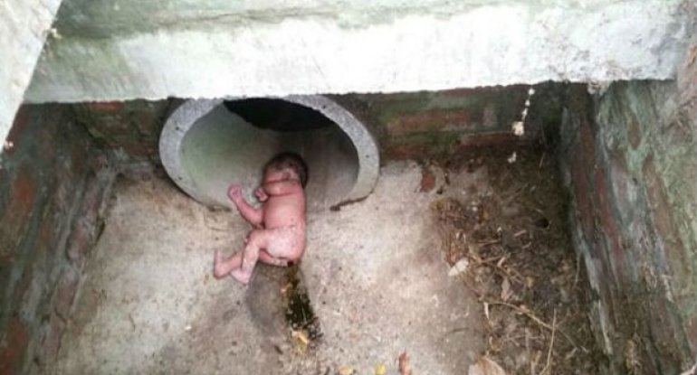 Yeni doğulmuş körpə kanalizasiya quyusunda sağ qaldı