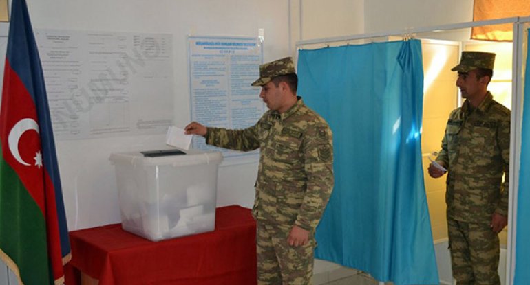 Azərbaycan Ordusunun şəxsi heyəti prezident seçkilərində iştirak edib