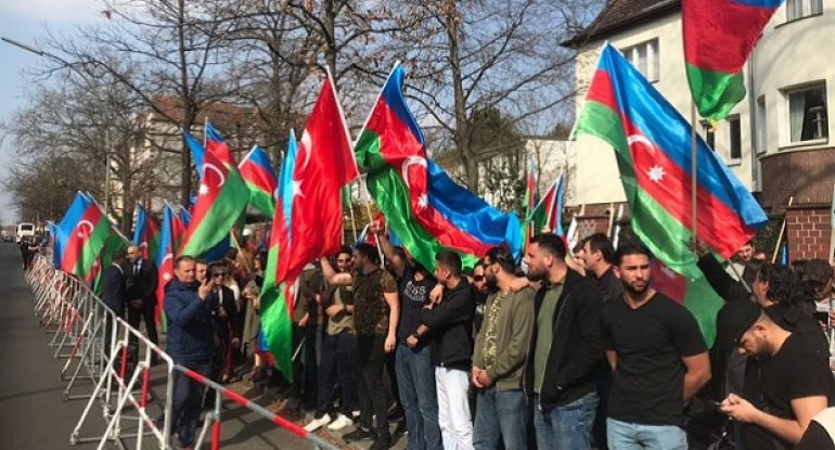 Berlində azərbaycanlıların həmrəylik aksiyası keçirilib