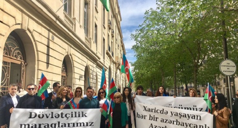 Azərbaycanlılar Fransada həmrəylik aksiyası keçiriblər