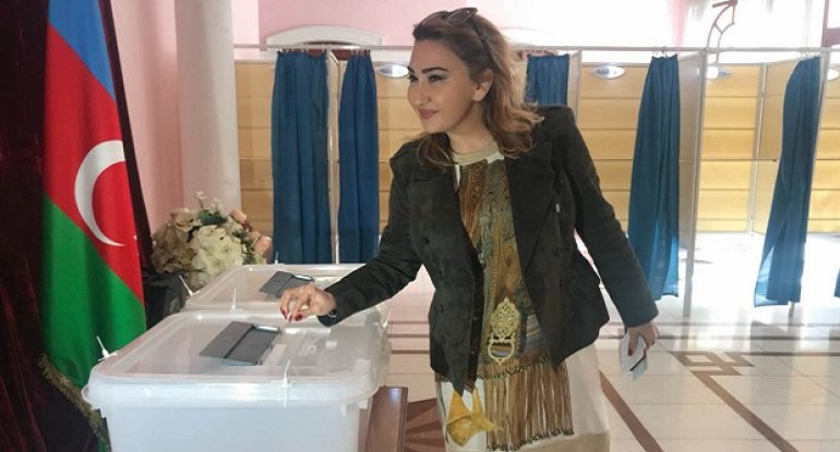 PA rəhbərinin qızı səs verdi