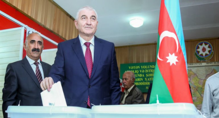 Məzahir Pənahov səs verdi