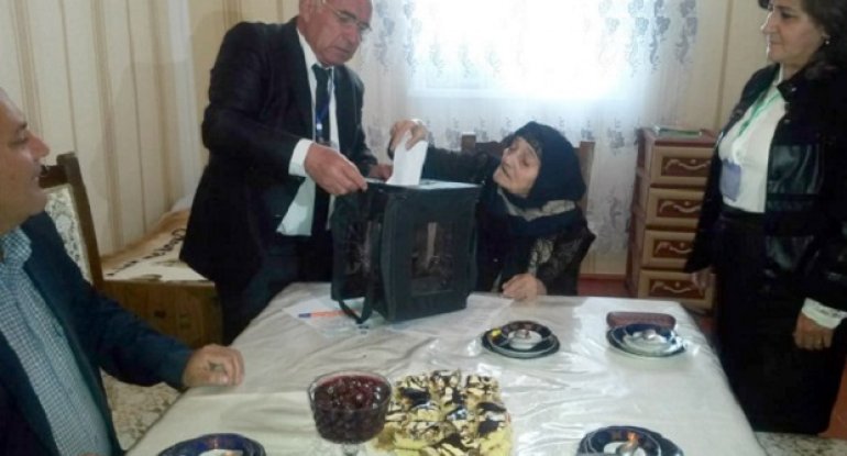 100 yaşlı Yamən nənənin evinə daşınan seçki qutusu aparılıb