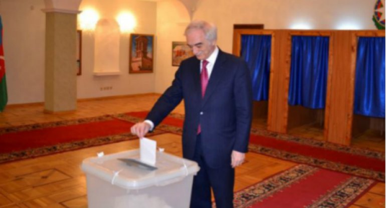 Polad Bülbüloğlu səsvermədə iştirak etdi
