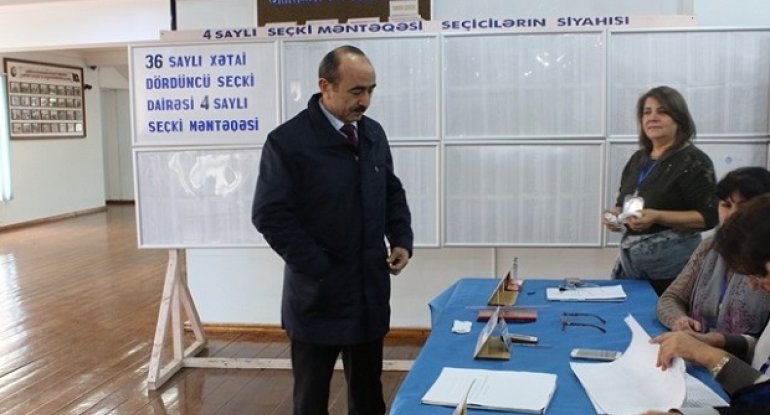 Prezidentin köməkçisi Əli Həsənov səs verdi