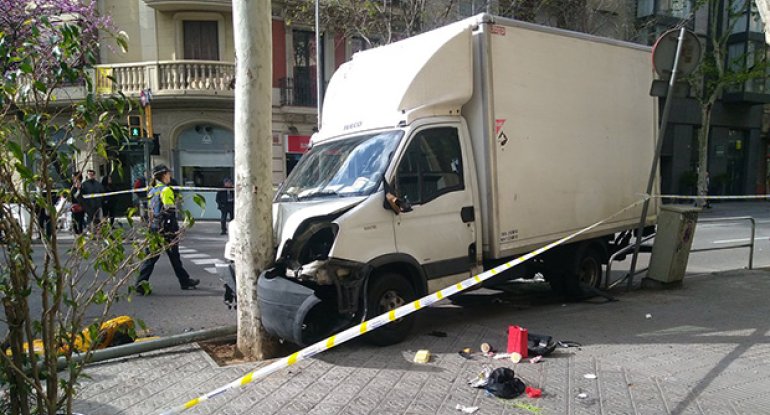 Barselonada sürücü yük avtomobilini insanların üstünə sürüb