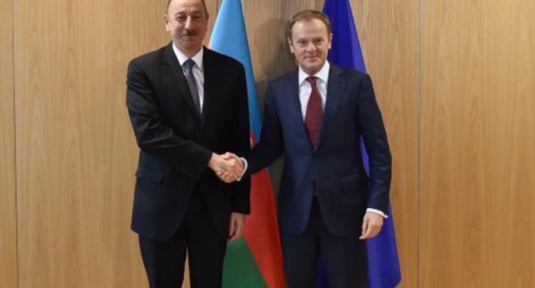 Donald Tusk İlham Əliyevi təbrik etdi