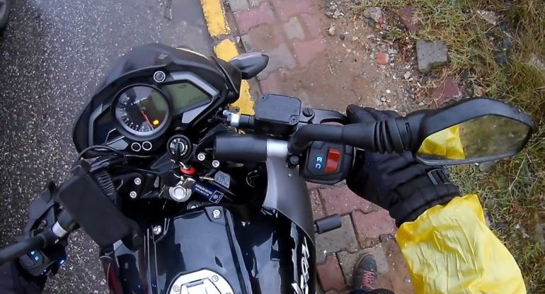 Minik avtomobili motosikletlə toqquşdu