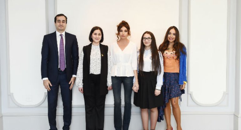 Mehriban Əliyeva gənc ixtiraçılarla görüşdü