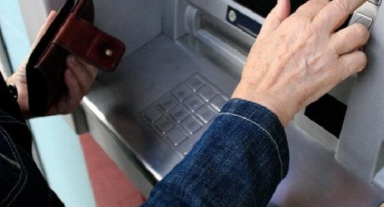 Bankomatdan pul çıxaran qadın soyuldu