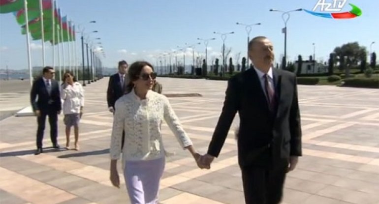 Prezident ailəsiylə Bayraq Meydanını gəzdi
