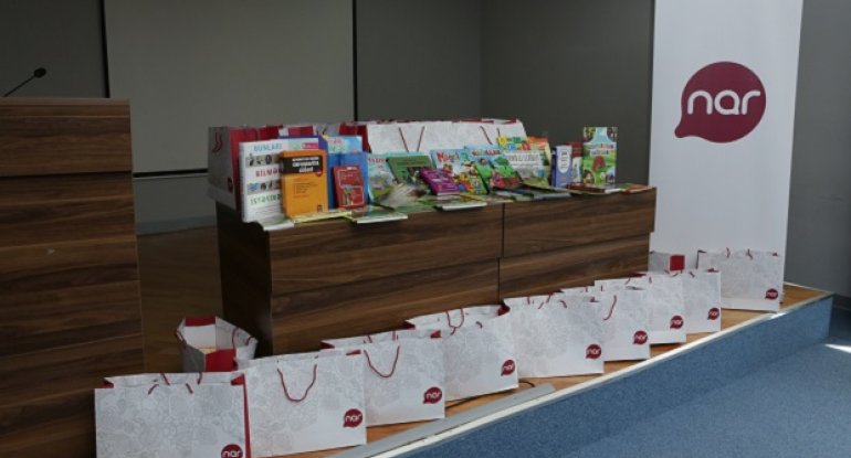 “Nar” Ümumdünya kitab günündə uşaqları hədiyyələrlə təbrik etdi