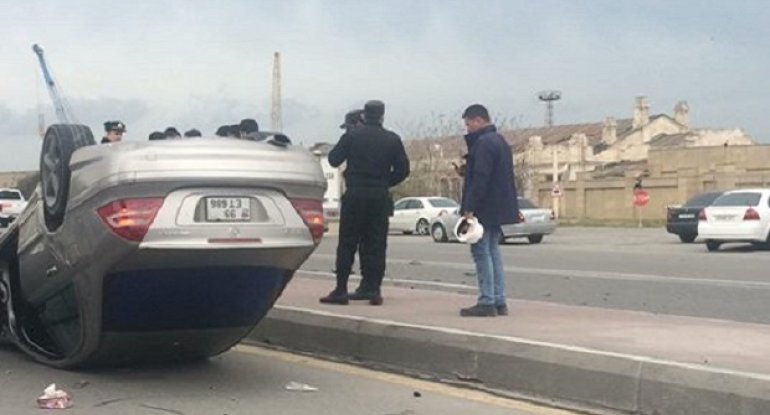 Bakıda qəza törədən avtomobil aşdı