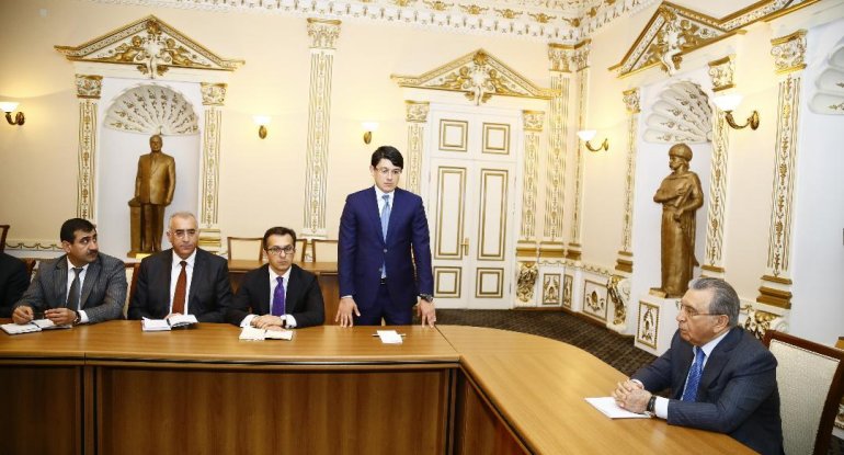 Ramiz Mehdiyev Fuad Muradovu kollektivə təqdim etdi
