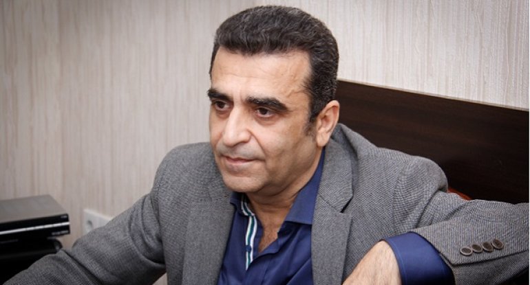 Kamran Həsənli kişi qonağın əlini öpdü