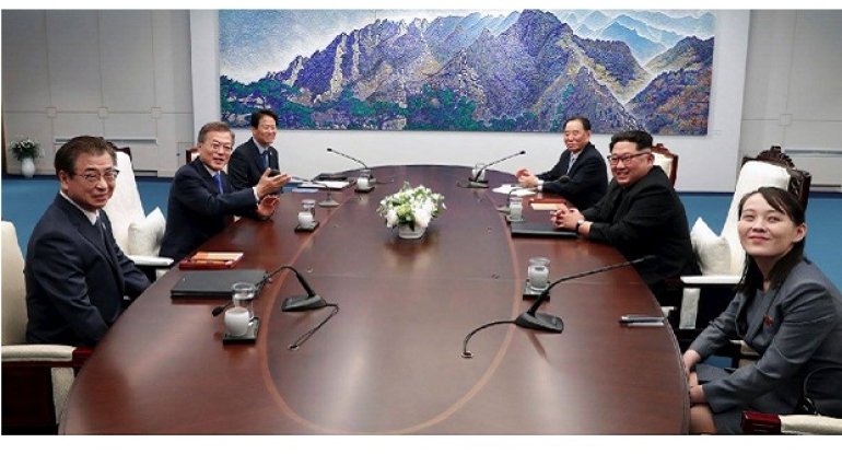 Kim Çen İn bacısını sammitə aparıb
