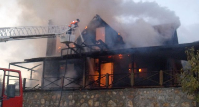 Bakıda villa yandı