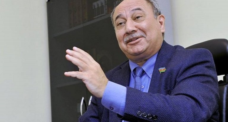“Kim 52 manatla dolana bilərsə, əlini qaldırsın!”