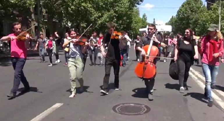 Ermənilər etiraz aksiyasında Üzeyir Hacıbəyovun musiqisini səsləndirdilər