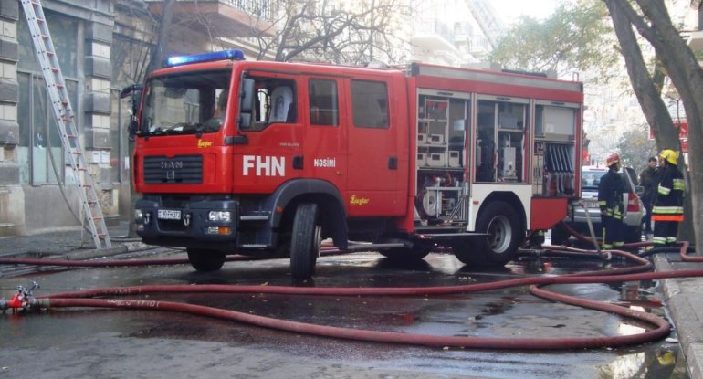 Bakıda ev yandı
