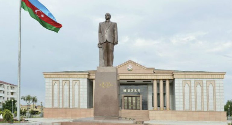 İlham Əliyev Naxçıvanda Ulu Öndərin abidəsini ziyarət etdi