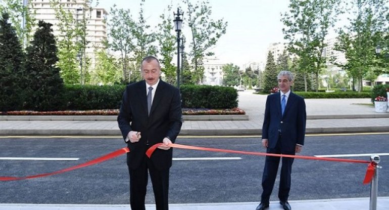 İlham Əliyev YAP-ın yeni inzibati binasının açılışında