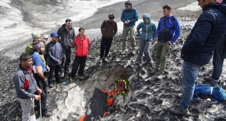 Alpinistlər həmkarlarının öldüyü yeri ziyarət edib