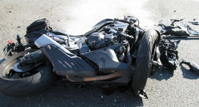 Bakıda motosiklet ağır qəza törətdi, ölən var