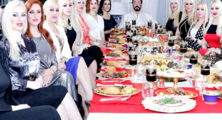 Adnan Oktarın “Kediciklər”i ilə iftar süfrəsi